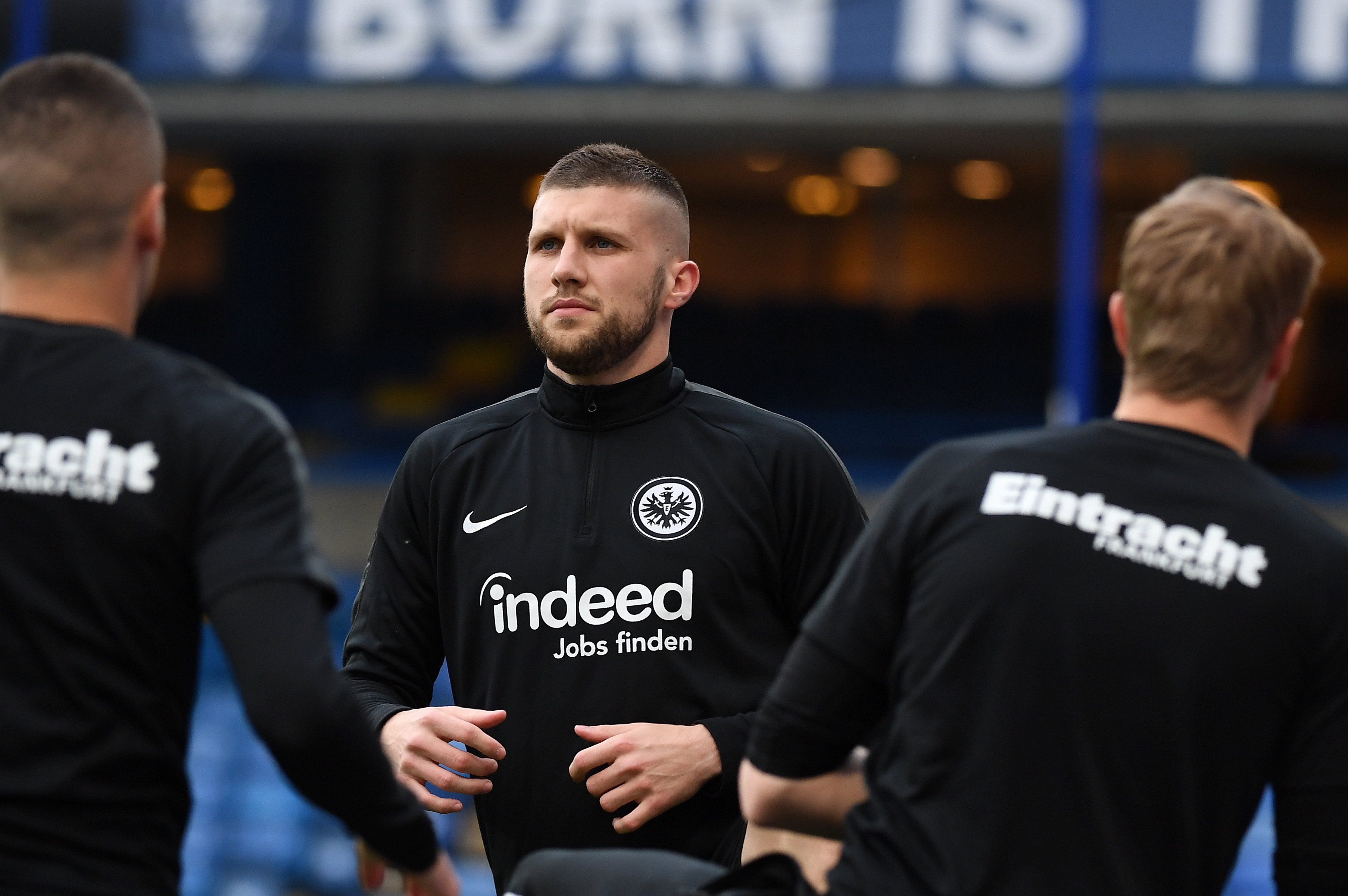 包含欧超杯赛前攻防权衡Uzi连续三场比赛得分超过状态火爆，网友：转会期法兰克福备战社区盾的词条