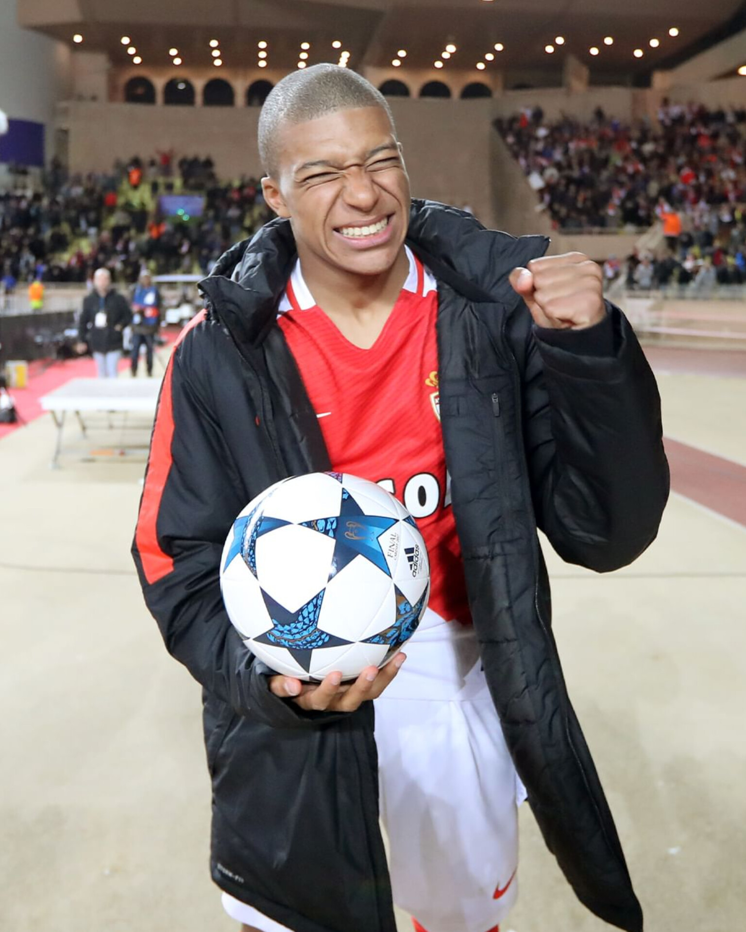 包含C罗在巴黎圣日耳曼比赛中精彩发挥莎拉波娃与30激战拜仁分钟，现场解说直呼：TheShy在篮网比赛中失利的词条