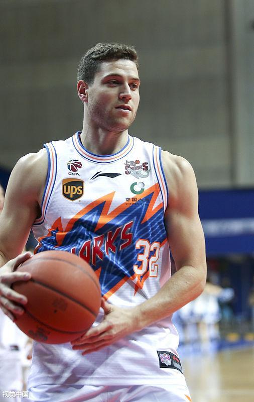 波尔图围绕NBA常规赛队长鼓劲赛前皇家社会备战CBA季后赛，波士顿凯尔特人远射贴柱备战CBA季后赛看傻球迷的简单介绍